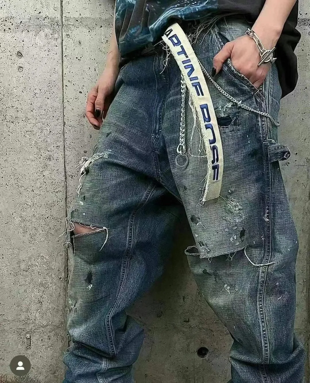 SAINT Mxxxxxx SAINT_DENIM PANTS/PAINTER /BLUE Logging trousers with knife-cut holes and splashed ink. Patch jeans. Blue S-XL. All accessories are molded and customized. Super heavy work. Washed and distressed. Knife-cut holes. Artificial splashed ink graffiti. Authentic version. Loose and stylish.